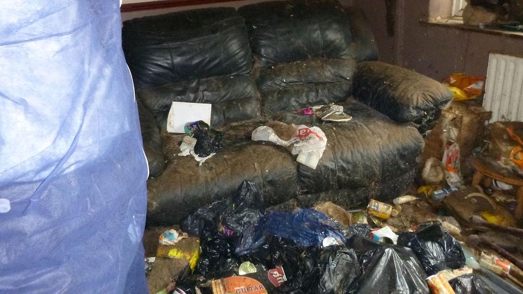 7_CATERS_FILTHY_CAT_HOUSE_08