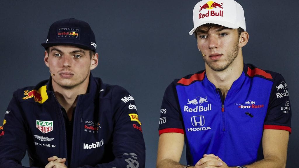 Max Verstappen (vasemmalla) ja Pierre Gasly (oikealla) toimivat ensi kaudella tallikavereina Red Bullilla.