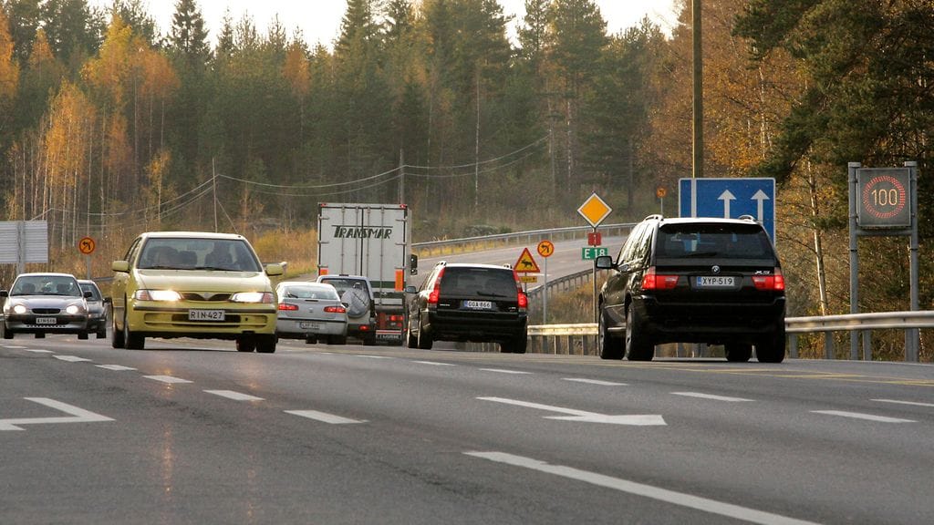 Liikennettä Turuntiellä Lahnajärvellä. Kuvan autot eivät liity juttuun.