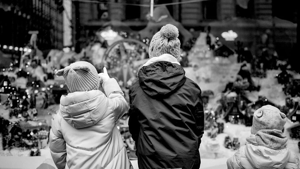 Stockmannin Helsingin-tavaratalon jouluista satuikkunaa ihasteltiin avajaispäivänä lauantaina 10. joulukuuta.