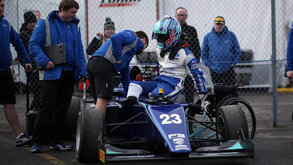 Billy Monger Carlin-tallin autossa Britannian F3-sarjassa tänä vuonna.