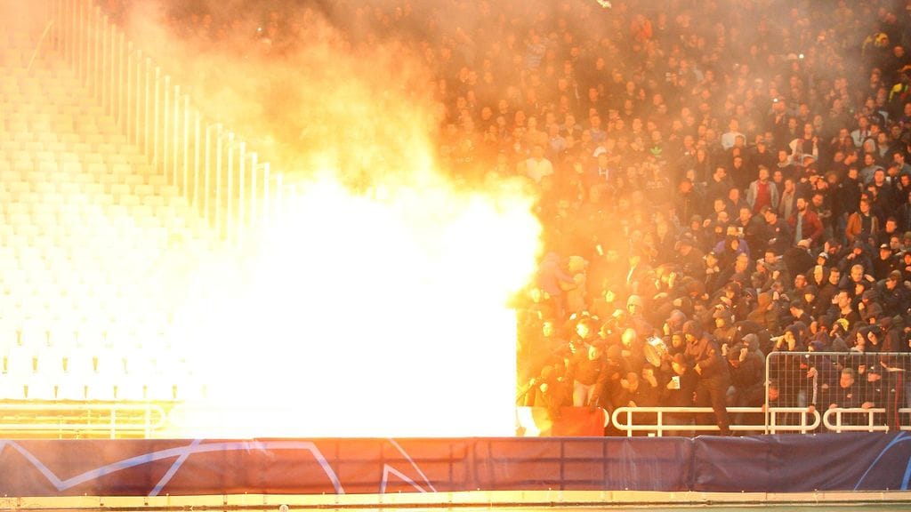 Paukkupommi räjähti Ajaxin fanien katsomolohkon edessä.