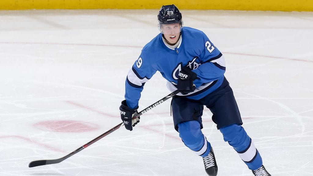 Patrik Laine jäi viiden maalin iltansa jälkeen ilman osumia kotijäällä.