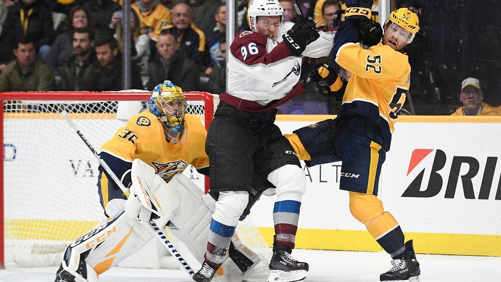 Mikko Rantanen pääsi myös painimaan Pekka Rinteen maalin edustalla Colorado Avalanchen ja Nashville Predatorsin kohtaamisessa.