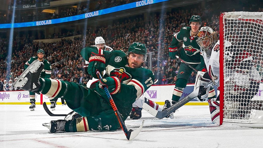 Antti Raanta joutui jättämään ottelua Minnesota Wildia vastaan kesken.