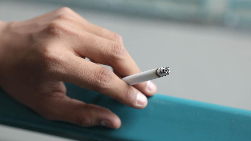 Aiempi tupakointi lisää keuhkosyöpäriskiä vielä vuosikymmeniä tupakoinnin lopettamisen jälkeenkin.