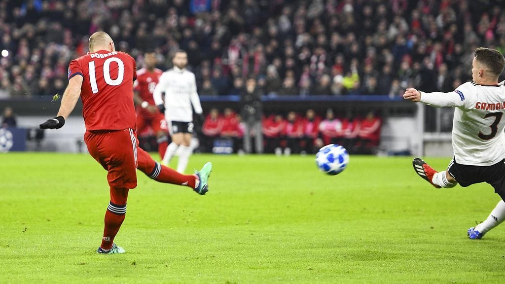 Arjen Robben iski kaksi osumaa Benficaa vastaan tiistaina.