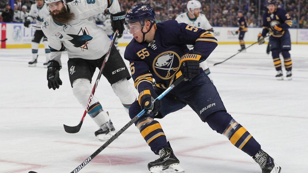 Rasmus Ristolainen kynäili upean maalin San Jose Sharksia vastaan. Järkälemäinen Brent Burns oli tilanteessa täysin voimaton.