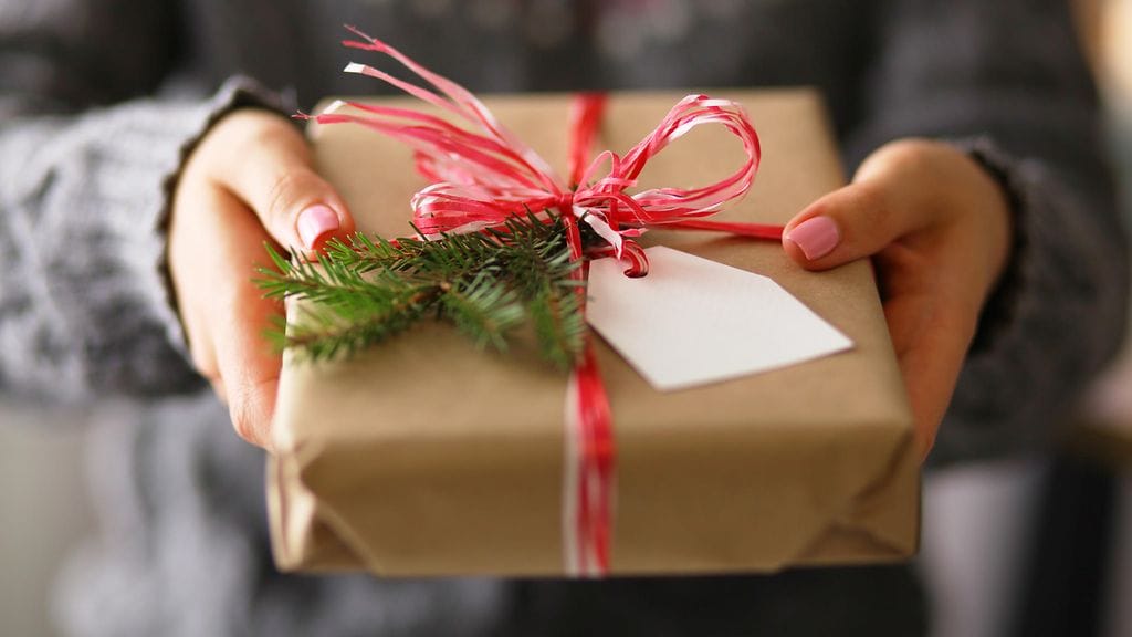 Kalliin yhteislahjan sijaan australialaisnainen aikoo antaa opettajalle lahjaksi pienen paketin.