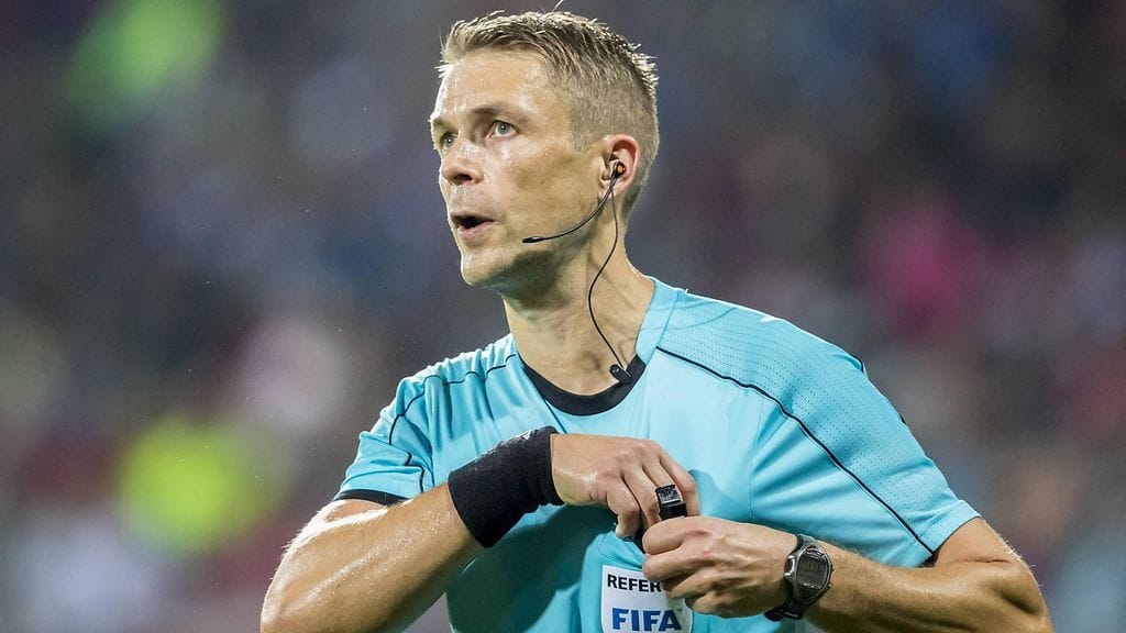 Mattias Gestranius toimii päätuomarina Mestarien liigan ottelussa Atletico Madrid–AS Monaco.