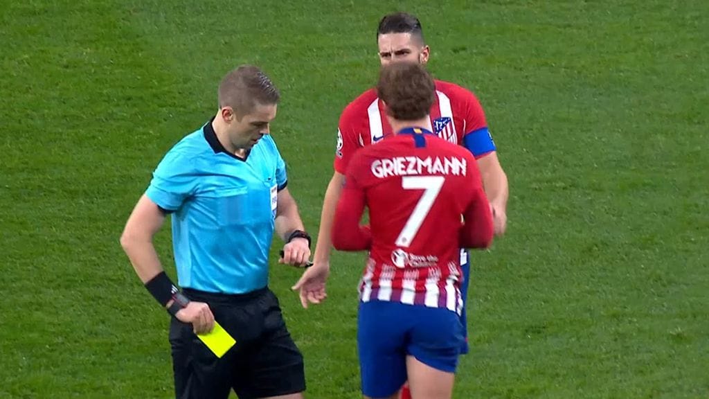 Mattias Gestranius jakoi keltaisen kortin Atletico Madridin Antoine Griezmannille.