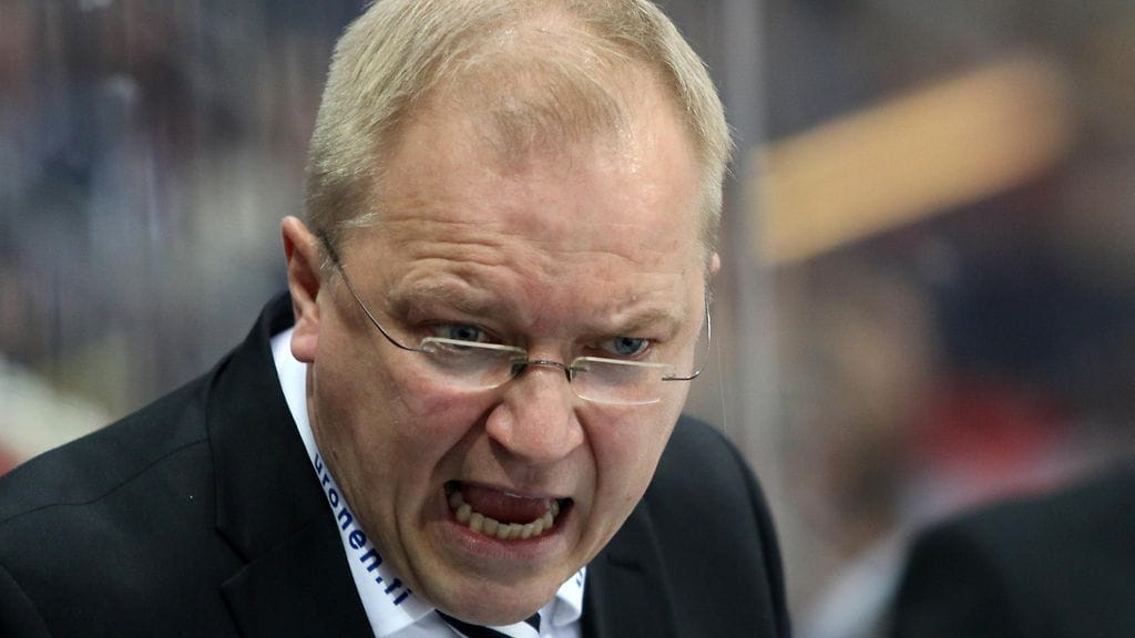 Kalle Kaskinen joutui korottamaan ääntään TPS:n pelaajille Ässiä vastaan.