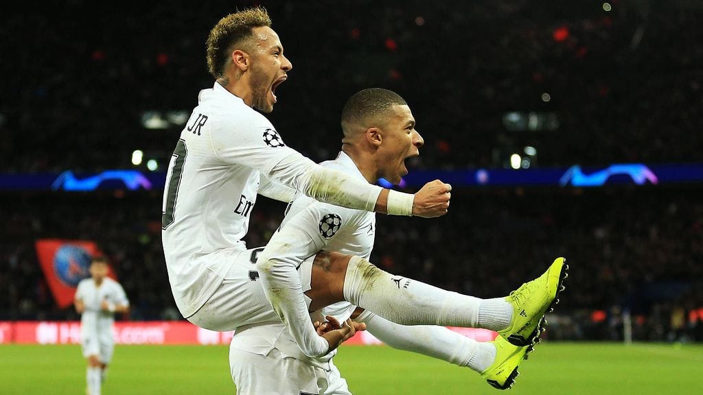 Neymar ja Kylian Mbappe juhlivat PSG:n 2–0-maalia.
