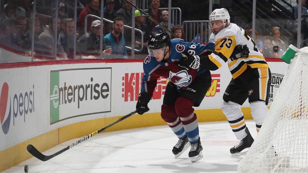 Colorado Avalanchen Mikko Rantanen karisti Pittsburgh Penguinsin Jack Johnsonin kintereiltään NHL-ottelussa.