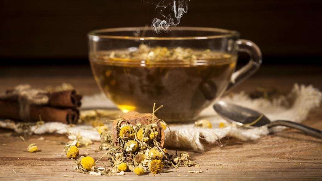 Rauhoittavaa kamomillateetä kannattaa nauttia etenkin ilta-aikaan.