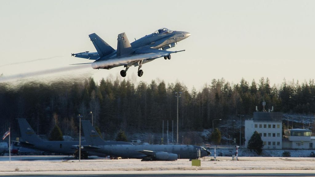 Hornet-hävittäjä kuvattuna Rovaniemellä.