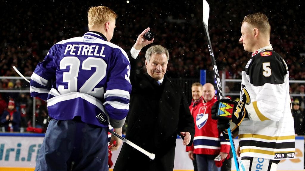 Suomen Tasavallan Presidentti Sauli Niinistö pudotti avauskiekon Ice Challenge -tapahtumassa.
