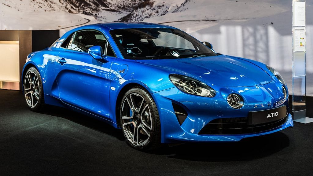Alpine A110 on seitsemästä finalistista ainoa, jota ei tuoda Suomeen.