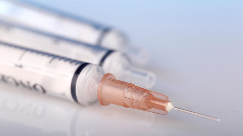 Huhujen mukaan Tampereen yliopiston ainejärjestön järjestämissä opiskelijabileissä injektoidaan pirtua suoraan suoneen. Järjestön mukaan kyseessä on vain perinteikäs vitsi. Kuvituskuva.