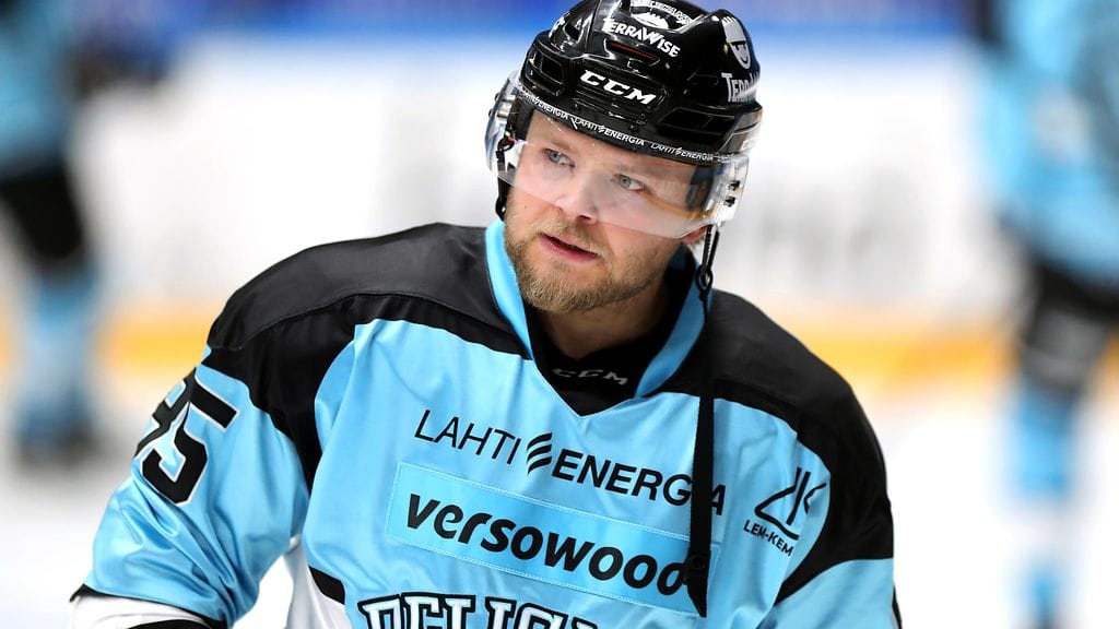 Pelicansin hyökkääjä Jesse Saarinen vei kauden kolmannella osumallaan Pelicansin johtoon.