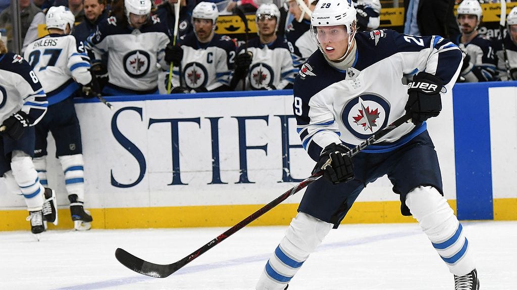 Winnipeg Jetsin Patrik Laine teki kaksi maalia ja siirtyi yksin maalipörssin kärkeen.