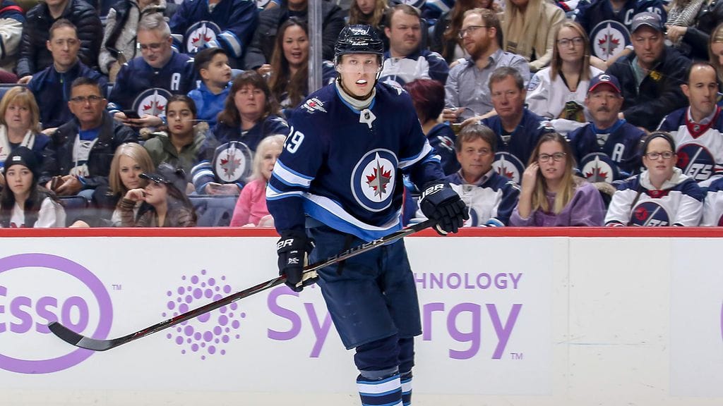 Patrik Laine teki Chicagoa vastaan kaksi maalia ja rikkoi sadan maalin rajan NHL-historian neljänneksi nuorimpana pelaajana.