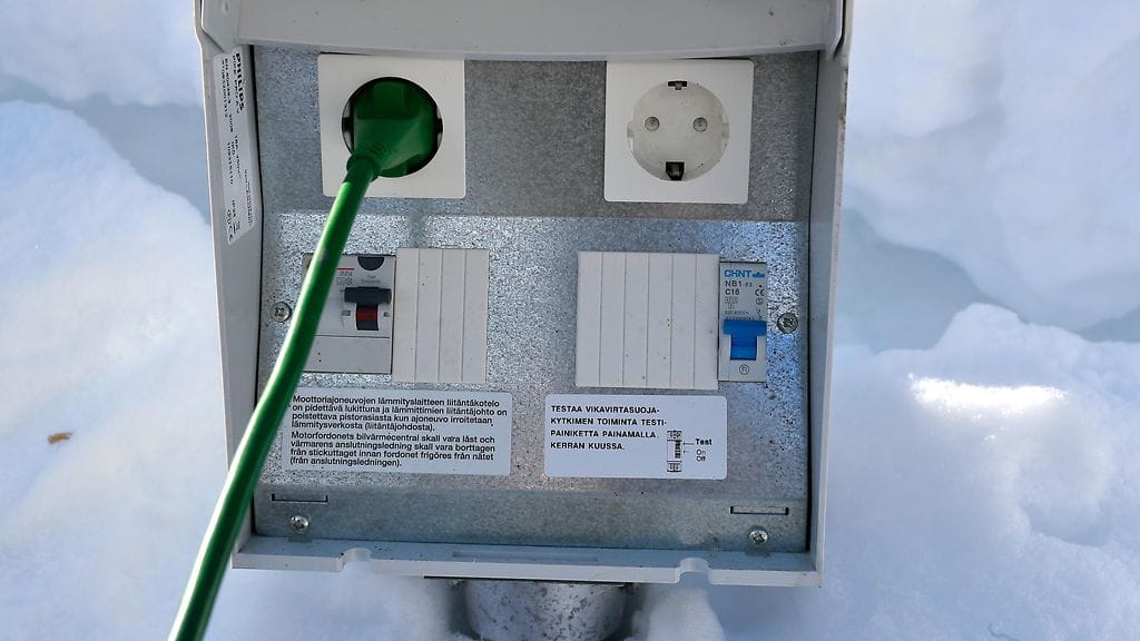 Auton lämmitystolpan kansi on aina pidettävä lukittuna.