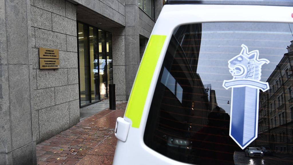 Poliisiauto sisäministeriön edustalla. Kuvituskuva.
