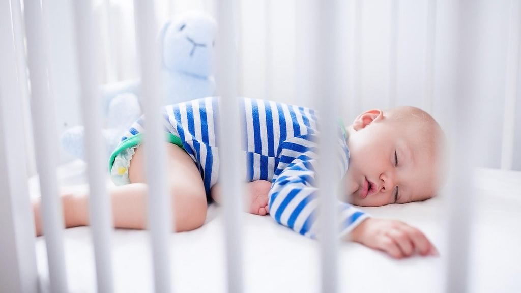 Pinnasängyssä alle kolmevuotias nukkuu paremmin, väittää tutkimus.