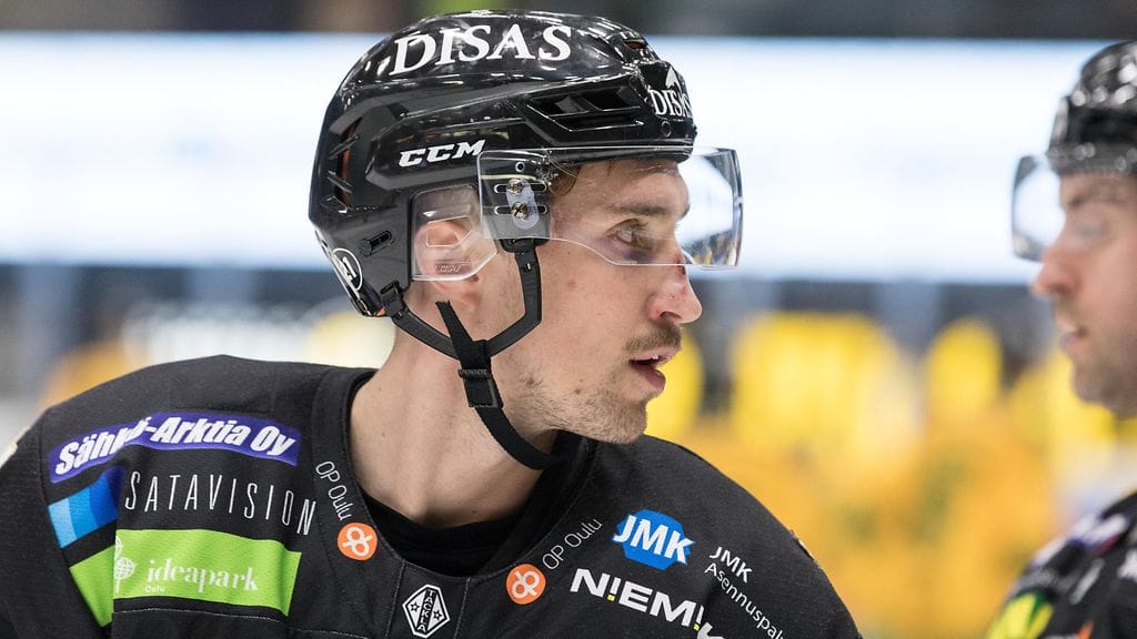 Otto Karvinen taklasi kovaa vastustajan hyökkääjää.