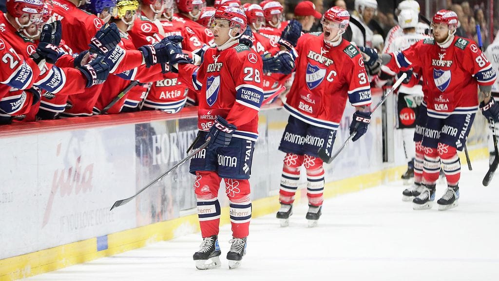 Miles Koules (kesk.) avasi maalitilinsä IFK:n paidassa.