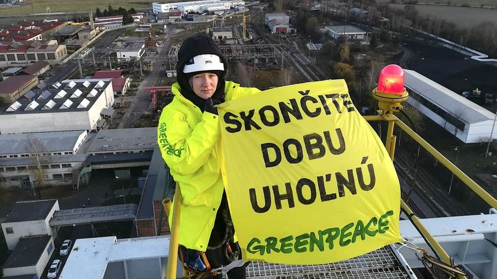 Greenpeace-aktivisti kaivostornissa.