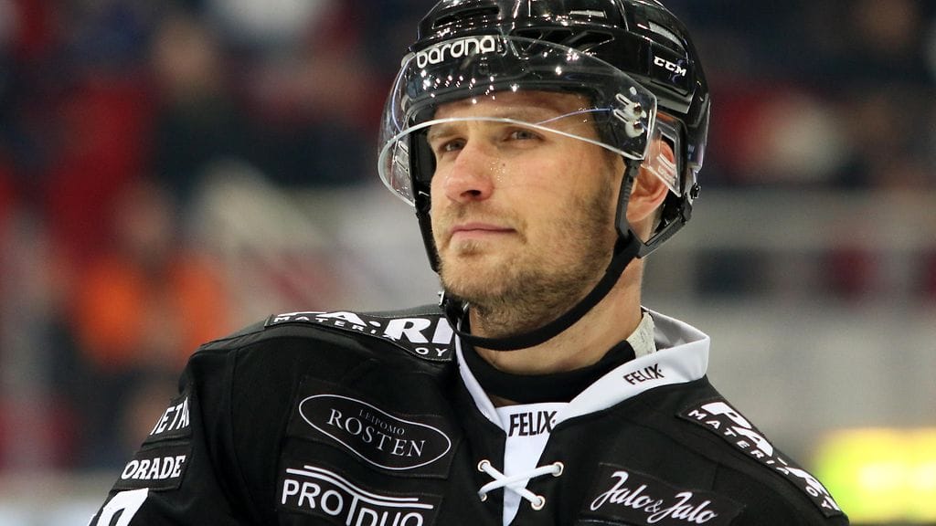 Jonne Virtanen retuutti vastustajan hyökkääjää.