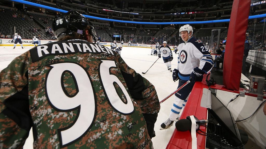 Patrik Laine (oikealla) valittiin NHL:n marraskuun ykköstähdeksi. Mikko Rantanen (vasemmalla, etualalla) oli samaisen valinnan kohteena lokakuussa.