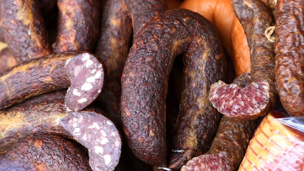 Tapahtumassa oli ollut tarjoilla blutwurstia, eli verimakkaraa, jonka ainesosiin kuuluu muun muassa sian lihaa ja verta. Kuvituskuvassa lajitelma makkaroita.