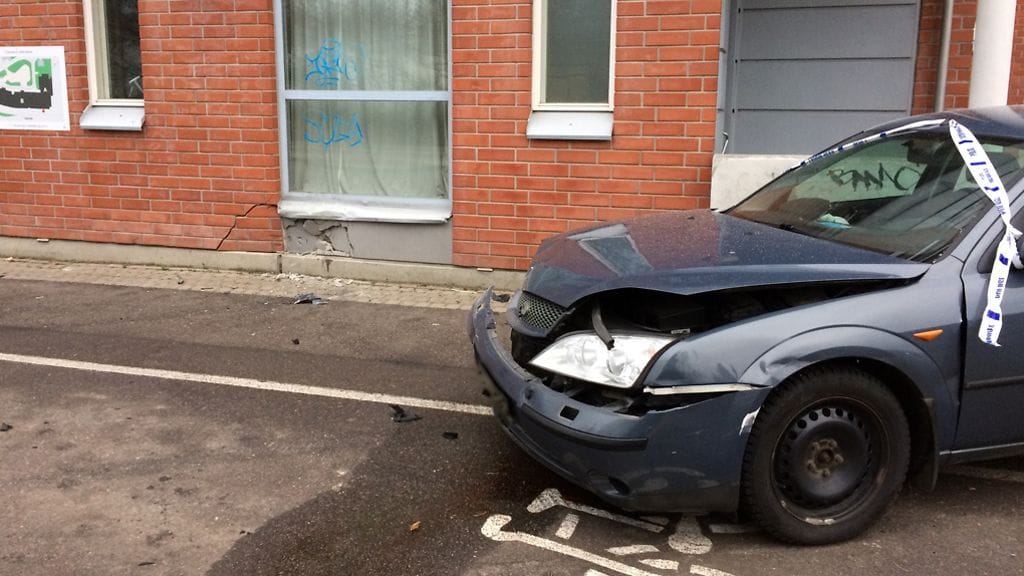 Törmäyksen seurauksena kerrostalon seinään tuli halkeama ja auton keula meni ryttyyn.