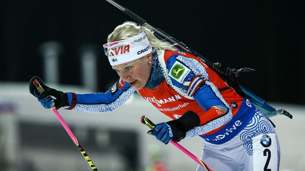 Kaisa Mäkäräinen toi Suomen ylivoimaisessa johdossa toiseen vaihtoon.