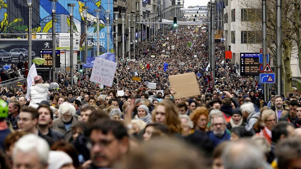 Ilmastomielenosoittajia Brysselissä.