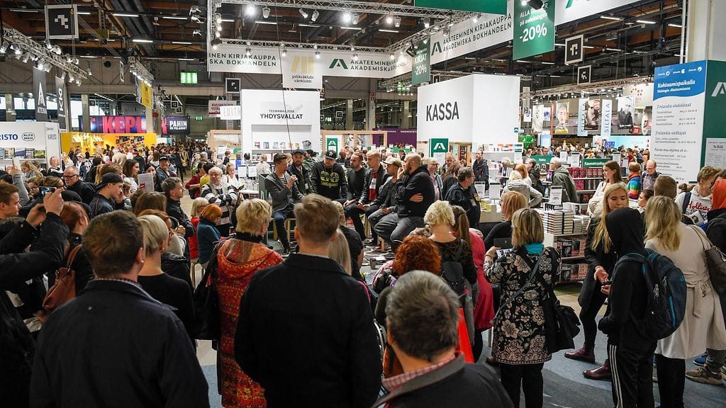 Helsingin kirjamessut Messukeskuksessa. Kuvassa yleisöä kuuntelemassa Rähinä-muusikkoryhmän haastattelua.