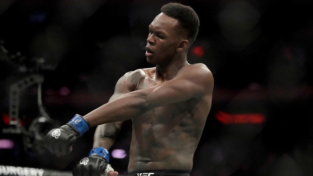 Israel Adesanya ottelee UFC:n keskisarjassa.