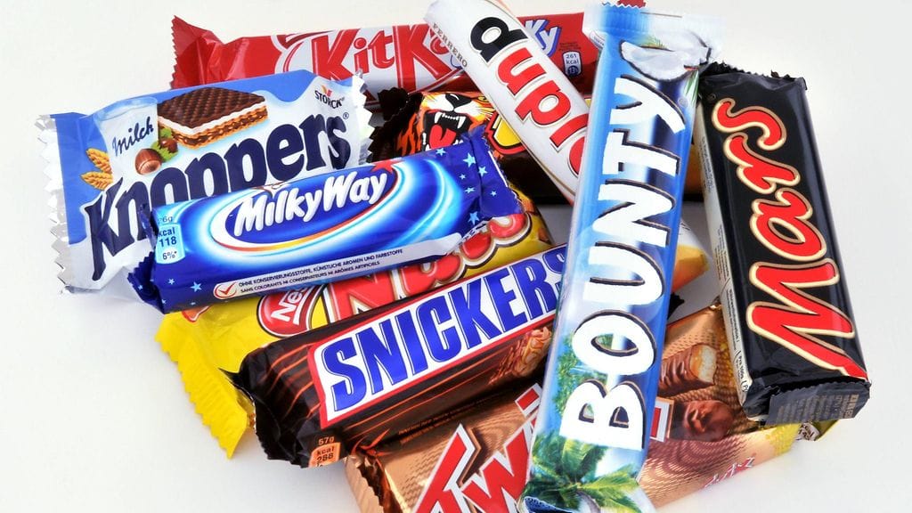 Celebrations-kalenterin ykkösluukun takaa paljastui miniatyyri-Bounty. Kakkosluukussa oli mini-Snickers. Osa käyttäjistä pettyi karvaasti. Kuvituskuva.