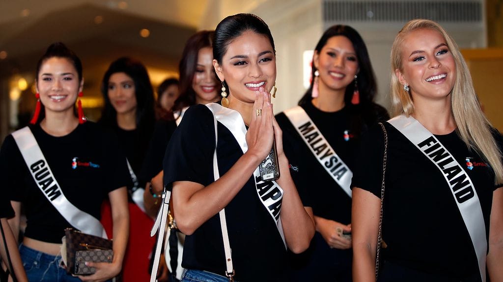 Alina Voronkova kavereiden kanssa Thaimaassa