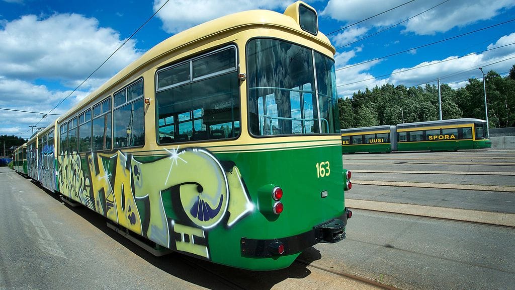 Vanha ja uusi raitiovaunu Koskelan varikolla Helsingissä vuonna 2013.