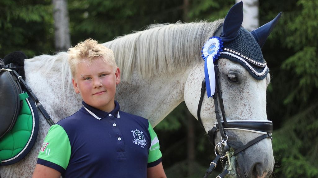 Arvi, 13, harrastaa ratsastusta. Yhtenä Suomen nuorimmista yrittäjistäkin tunnettu Arvi sai viestin pojalta, jota kiusattiin hevosharrastuksen vuoksi. Kuva: Elsa Saarinen