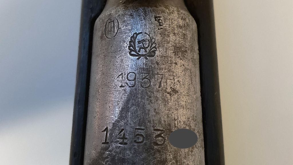 Poliisi julkaisi kuvan takavarikoimastaan sotilaskivääristä. Aseen omistajaa pyydetään ilmoittautumaan poliisille.