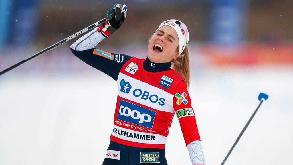 Antero Mertaranta nostaa Therese Johaugin tämän kauden hiihtokuningattareksi.