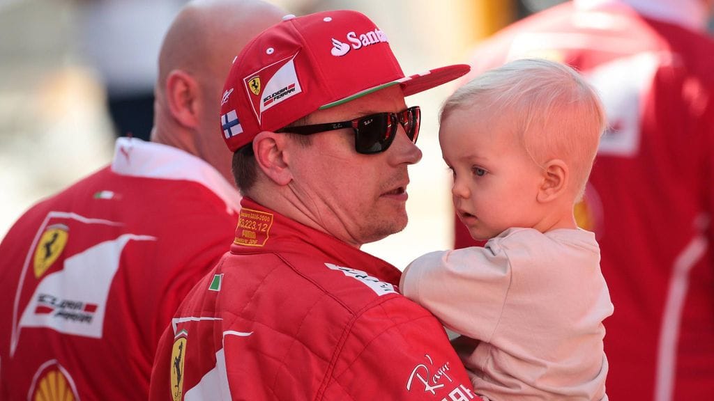 Kimi ja Robin Räikkönen yhteiskuvassa Barcelonan F1-radalla.