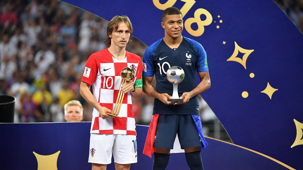 Luka Modric (vas.) voitti Kultaisen pallon, Kylian Mbappe oli puolestaan äänestyksen neljäs.