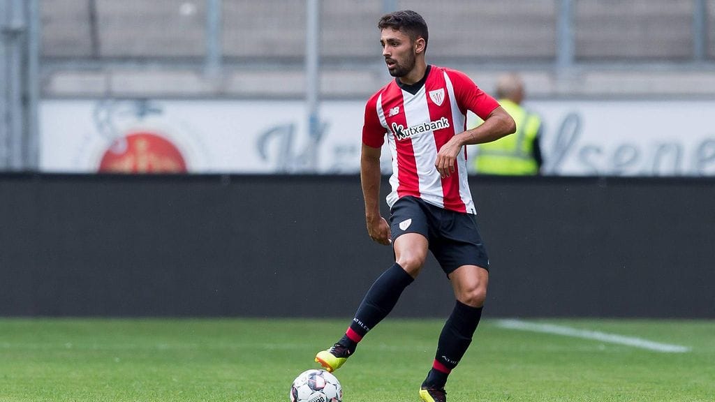 Peru Nolaskoain lensi ulos kentältä suoralla punaisella kortilla.