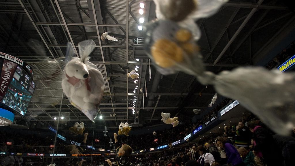Pehmoleluja heitettiin valtoimenaan jäälle Hershey Bearsin kotiottelussa AHL:ssä. Kuvituskuva.
